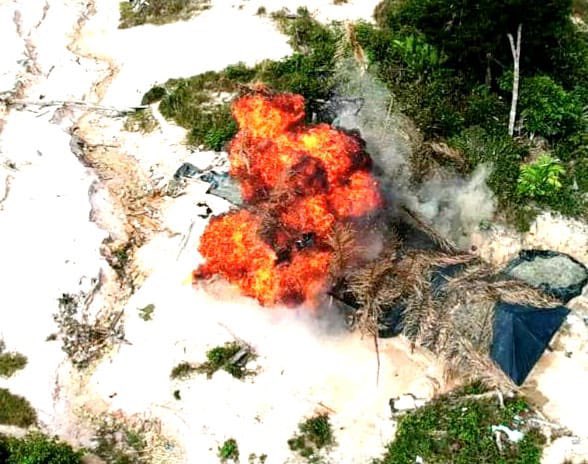 IvonneTcnel's tweet photo. La #URRA de combate de Barinas desplegada en el Parque Nacional Yapacana, inutilizando y destruyendo maquinarias de degradación ambiental, así como estructuras logísticas de minería ilegal. Es deber de los venezolanos y venezolanas proteger nuestro medio ambiente
#YoSoyFANB https://t.co/Oy5DfaxVhx