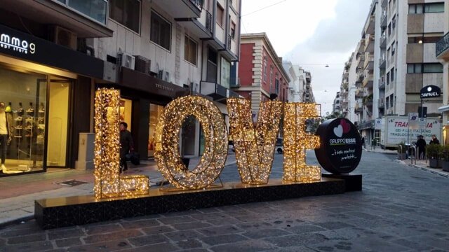 RossellaIacobe1's tweet photo. La centrale #viaArgiro vestita per San Valentino.
#Bari https://t.co/R24D6K7hpK