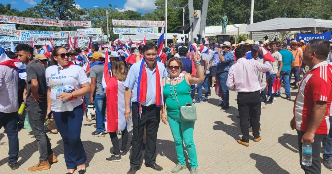 josefinaduarteb's tweet photo. Presente en Coronel Oviedo.‼️🇵🇾

El equipo @prfebrerista acompañando a la dupla #EfrainySole2023 @concertacionpy
@solenu @EfrainAlegre
#josefinadenadora2023 #lista2opción13 #ElCambioYaLlega https://t.co/mHcexppaoN