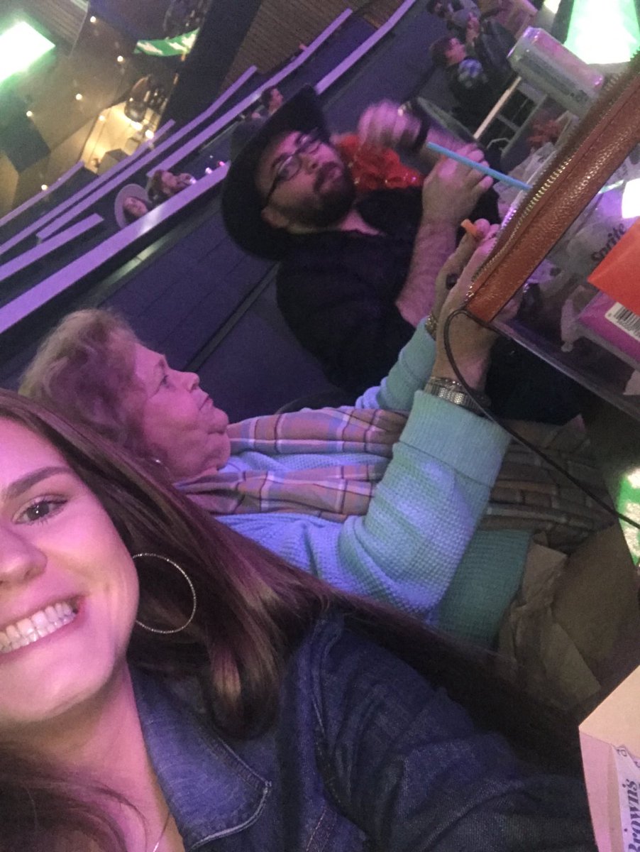 MrDarpecon's tweet photo. Carrie Underwood w/ 82 year old Grandmother https://t.co/geg7pPPL7p
