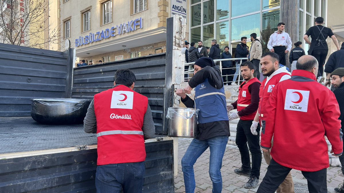 Bülbülzade Vakfı (@bulbulzade) on Twitter photo Vakıf merkezimizde gönüllülerimiz depremzedeler için hazırlanan yemekleri götürmek için yola çıkıyor.
<a href="/Kizilay/">Türk Kızılay</a>
<a href="/ChefRafetince/">Chef Rafet İnce</a> Vakıf merkezimizde gönüllülerimiz depremzedeler için hazırlanan yemekleri götürmek için yola çıkıyor.
<a href="/Kizilay/">Türk Kızılay</a>
<a href="/ChefRafetince/">Chef Rafet İnce</a>
