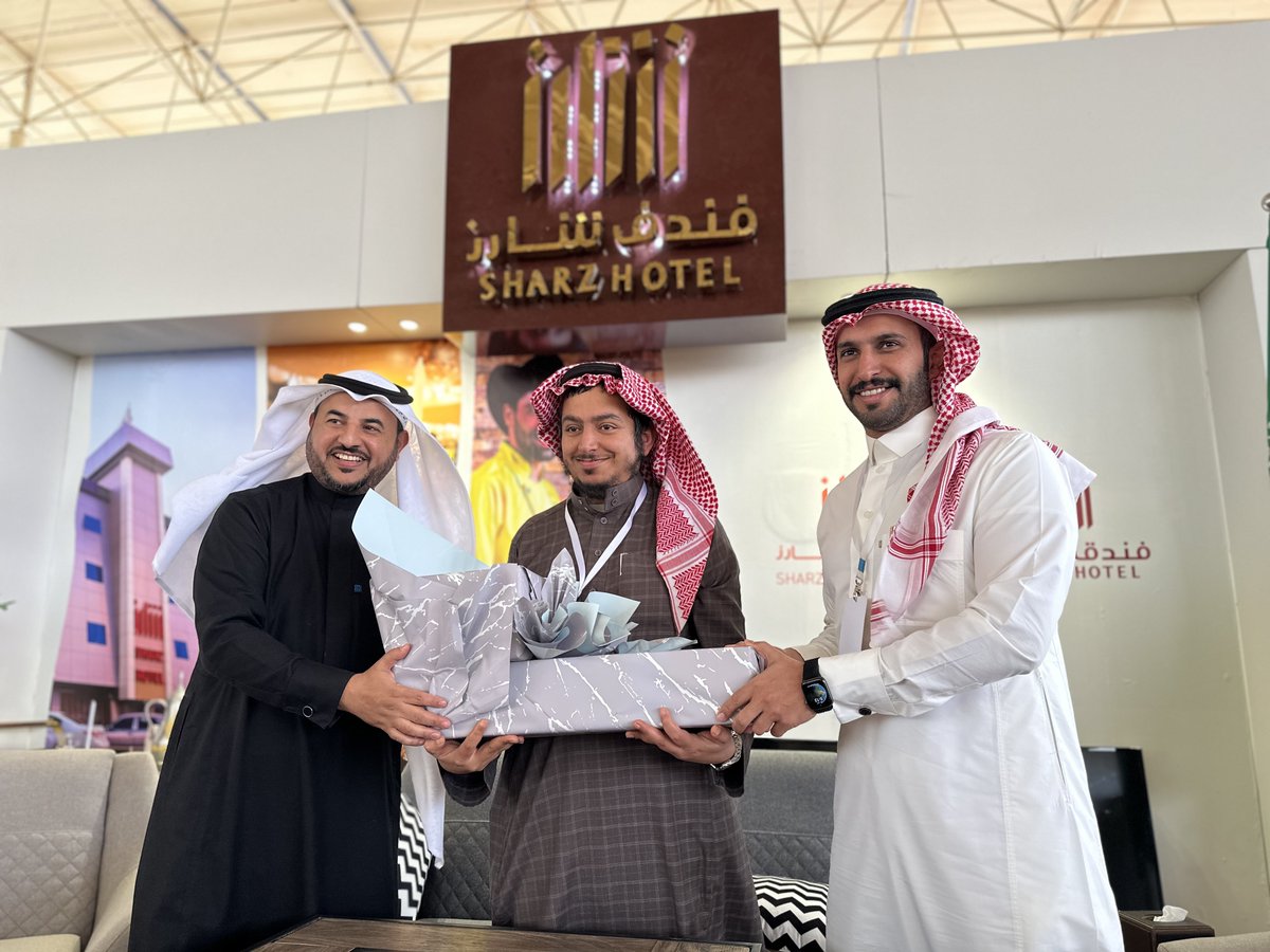 قدم #فندق_شارز <a href="/sharzHotel/">فندق شارز</a> مبادرة لدعم الكفاءات الشابة المبدعة، عبارة عن كاميرا إحترافية للشاب خالد سعد الرشيدي، لتمكينه من ممارس هوايته في مجال التصوير بكل احترافية، ولتكون مصدر دخل له.
#بريدة #القصيم