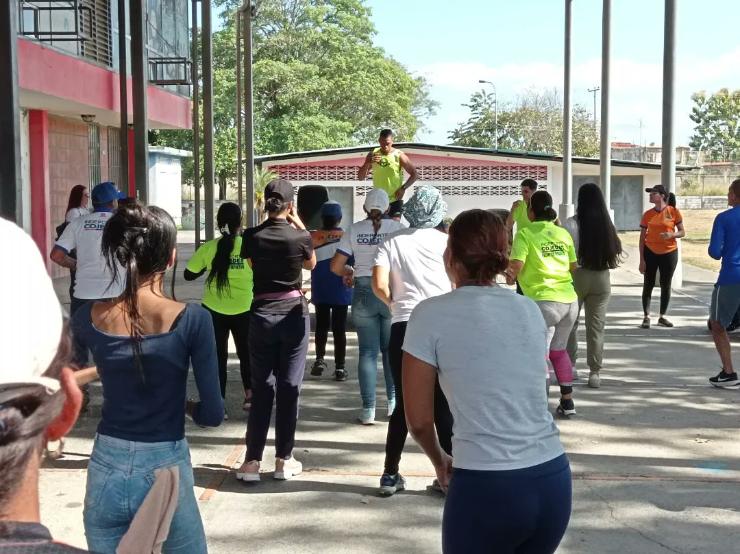 Gobercojedes's tweet photo. La Caminata de la Juventud culminó en las instalaciones del Complejo Deportivo "Mauricio Pérez Lazo", dónde el equipo de @IndeporteCOJ ofreció una bailoterapia a los presentes.

#VamosVamosCojedes https://t.co/svbFWYMdgi