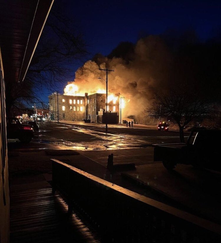 Fritz_Neighbor's tweet photo. A major landmark of my home town — the Graves Hotel — burned up this a.m. Photos by Harlowtonites Diane Jones and Mary Beth Bennett :( https://t.co/bR8ydIdzb9