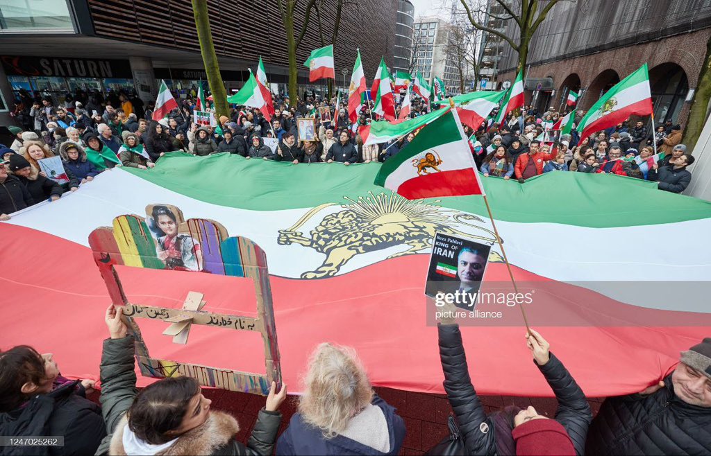 khodesepid's tweet photo. این حجم از زیبایی که دیروز خلق کردید برای حداقل‌ترین خواسته، آزادی!
دست بوس تک تک کسایی که رفتند، هستیم.
#مهسا_امينی‌ 
#IranRevoIution https://t.co/sTdXrT5l0w