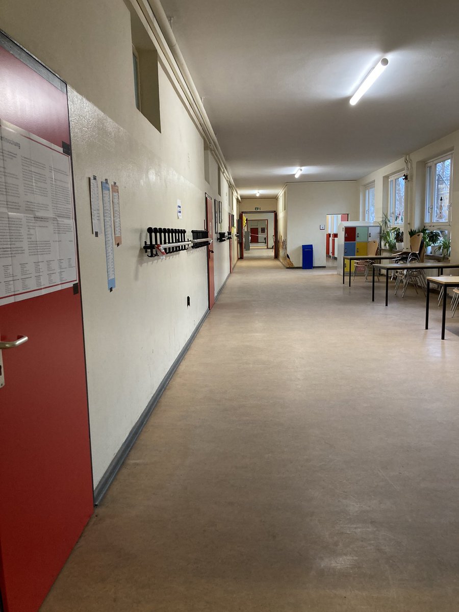 Die Wahlhelfer sollen dieses Mal stündlich zählen, wie viele Menschen in der Warteschlange vorm Wahllokal stehen… #BerlinWahlen2023 #wahlbeteiligung #Wiederholungswahl