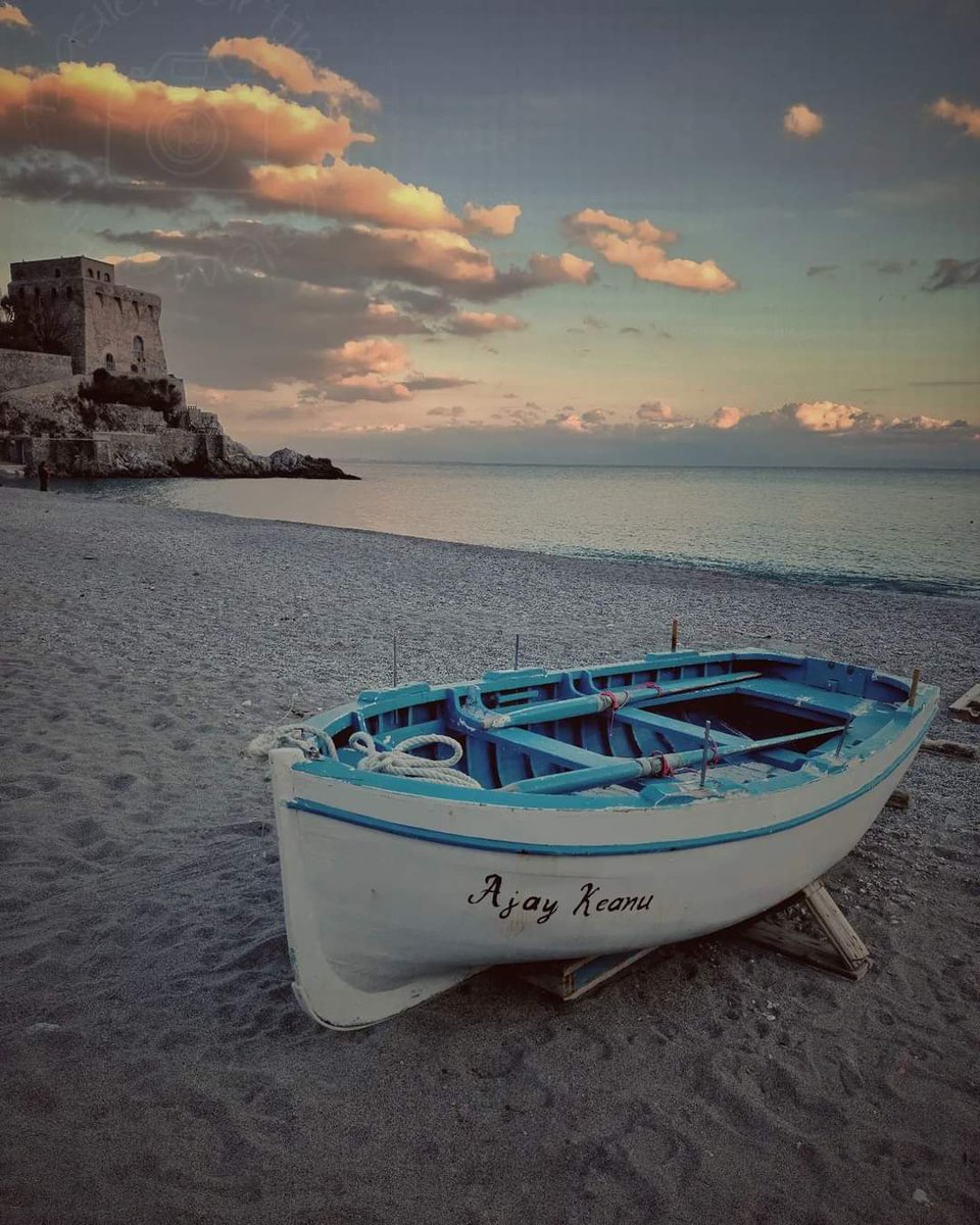 C'è sempre qualcosa di magico in una barca. 📌Erchie 
.
.
.
#landscape #sunset #sea #travel #italy #amalficoastitaly