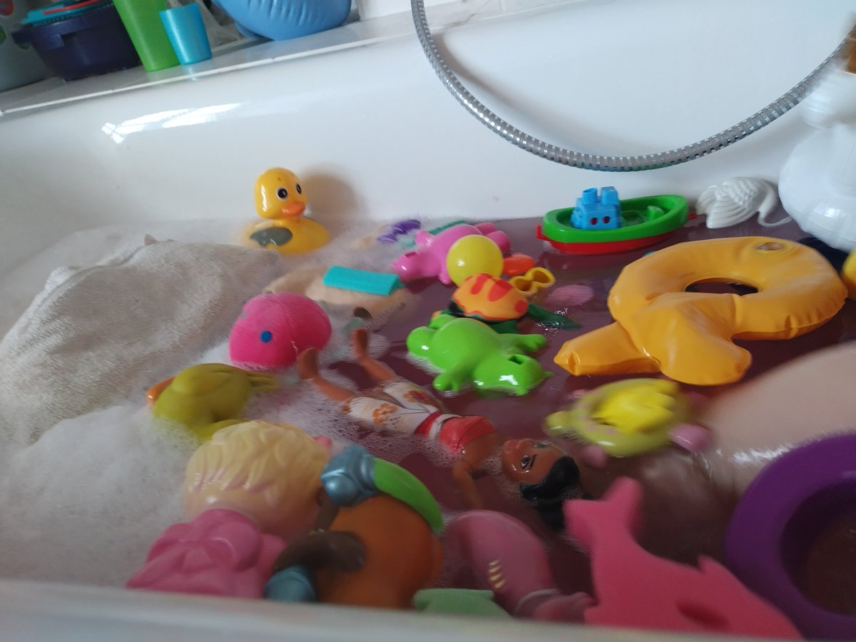Brezendrache's tweet photo. @AProblemSquared It is "Hot water turns into snow when I throw it"-cold here and I really tried to help out with the bath experiment. Room is 18.6°C.... But... I think you don't have a 'number of toys' catogory 😅 https://t.co/F1gjhagZal