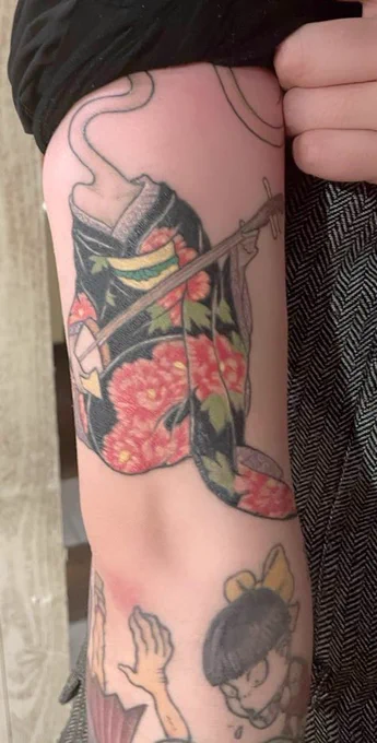 ご飯を食べに行ったお店の店長さんの腕のtattooが妖怪まみれで超可愛かった。 