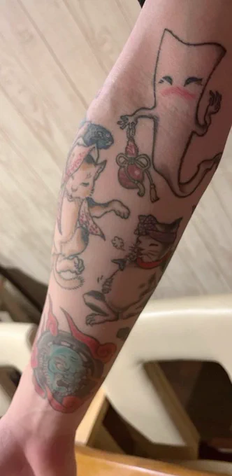 ご飯を食べに行ったお店の店長さんの腕のtattooが妖怪まみれで超可愛かった。 