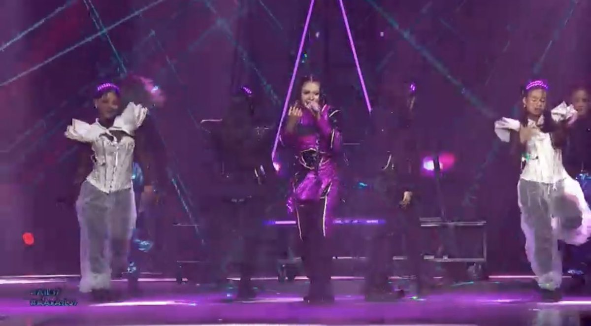 Bell_Dakao69's tweet photo. Nice performance… meletop2… ala2 kpop… 
Ingat stage award kpop… 
Tapi kan skali tgk cam Kak Ramlah Ram la… 😅… 
 
#SeaBell
#AJL37
#AAxAJL37 https://t.co/xFpX08tqhK