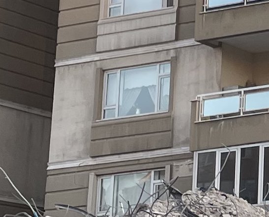 bakın burası penta park sitesi sadece iki bina yıkıldı diğerlerinde camın önündeki vazo bile düşmemiş. tahmin edin yıkılan iki binanın altında hangi bankalar vardı ve ne yaptılar.TADİLAT YAPIYORUZ DİYE KOLON KESTİLER YETMEDİ DEPREMDEN SONRA DAHA EKİPLER ULAŞMAMIŞKEN BUNLAR GELİP+