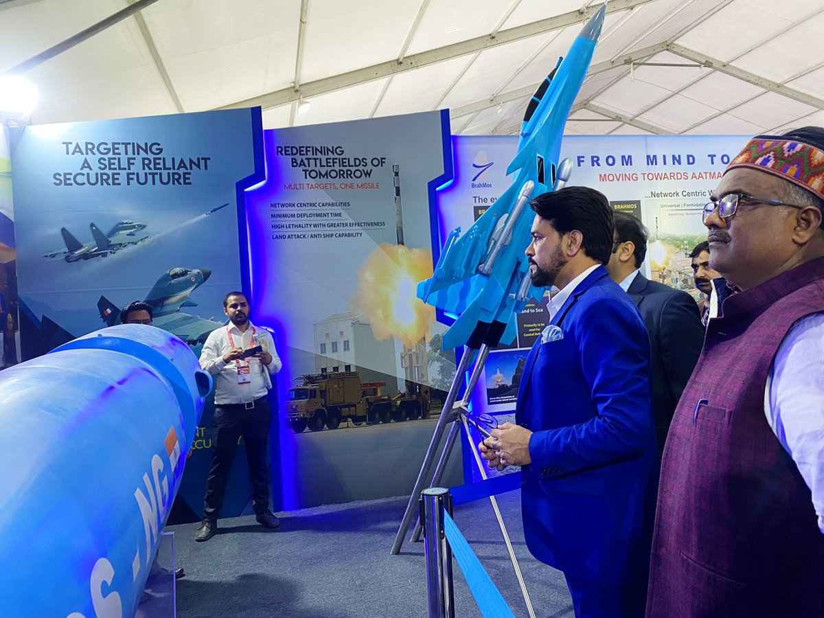 Anurag_Office's tweet photo. Union Minister Shri @ianuragthakur visited several stalls at the Global Trade Show organised as part of Summit .  Many Startups, government depts and private entrepreneurs showcased their products. 
#UPGIS23

#UPInvestorsSummit https://t.co/AWZVfYFYfU