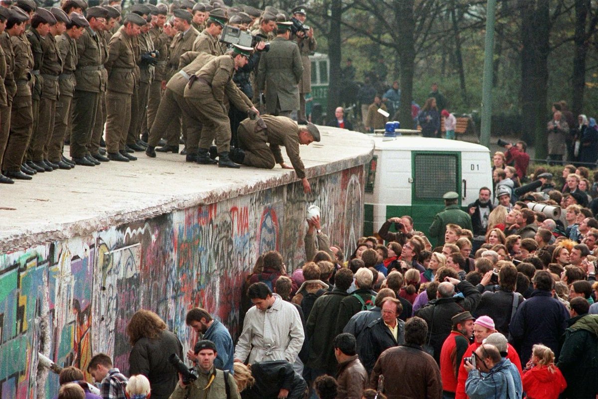 ErnstvAll's tweet photo. "WAHNSINN!"
Rainer #Eppelmann, erst Dissident dann Minister in der ersten frei gewählten DDR-Regierung, wird heute 80. Als die Mauer fiel war er am Grenzübergang Bornholmer Straße, als friedliche Bürger die Grenzer zwangen, den Schlagbaum zu öffnen.
https://t.co/OixpgtWmkT https://t.co/Cvbhn2oNeh