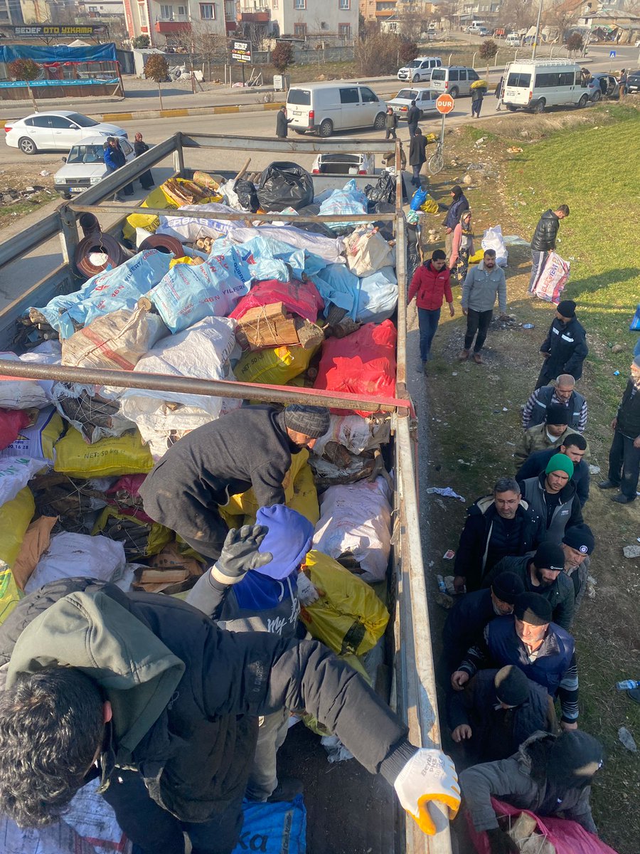 karazder's tweet photo. Dün akşam çıkan yardım kamyonu. Yardım çalışmalarımiz devam ediyor. https://t.co/S9iEjWnhvu