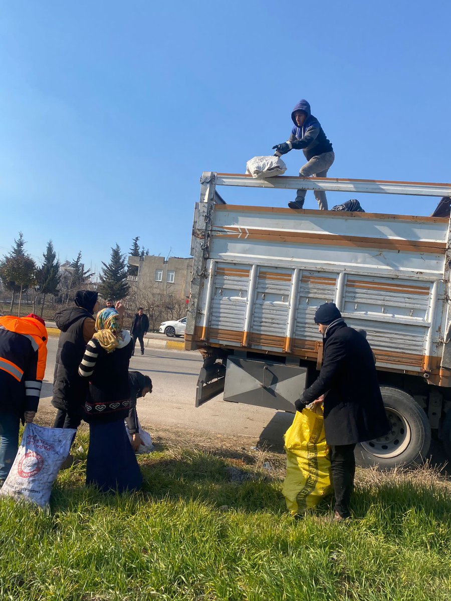 karazder's tweet photo. Dün akşam çıkan yardım kamyonu. Yardım çalışmalarımiz devam ediyor. https://t.co/S9iEjWnhvu