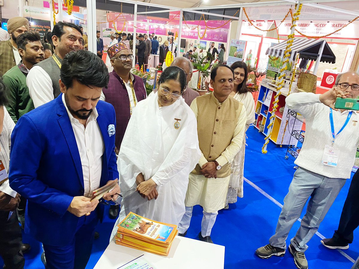 Anurag_Office's tweet photo. Union Minister Shri @ianuragthakur visited several stalls at the Global Trade Show organised as part of Summit .  Many Startups, government depts and private entrepreneurs showcased their products. 
#UPGIS23

#UPInvestorsSummit https://t.co/AWZVfYFYfU