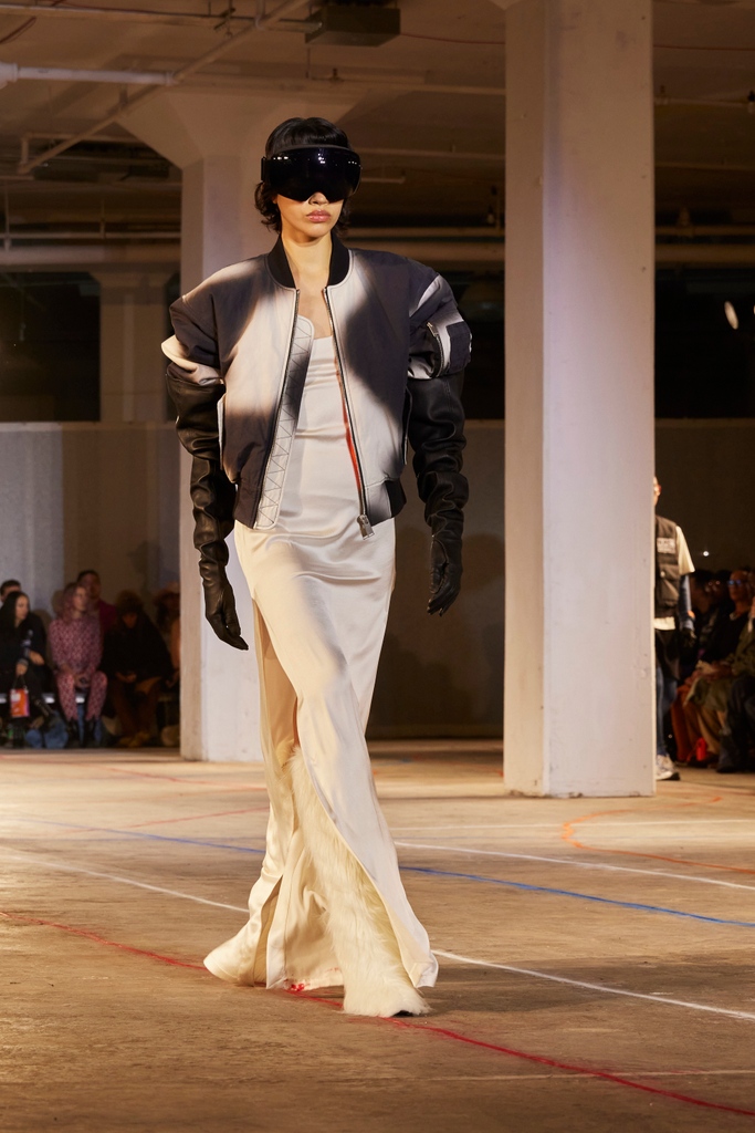 nyfw's tweet photo. This @HeronPreston heat though 🔥 The designer/DJ debuted his first-ever #NYFW show as an homage to New York City.

📸: @frankholliday https://t.co/b0GeJ7VBIm