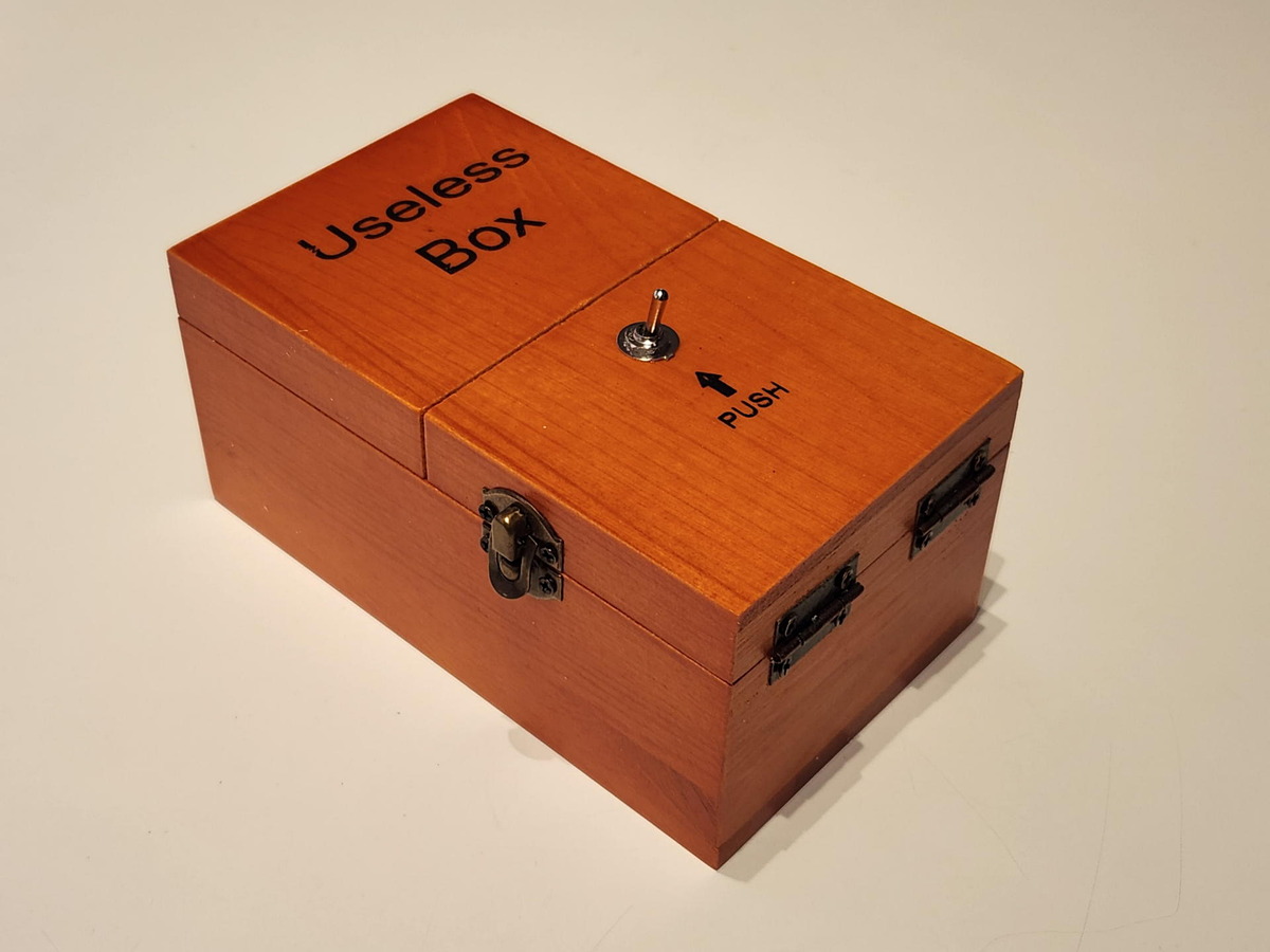 ktai_watch's tweet image. [本日の一品] 10年経った今なら新製品としても通りそうな「Useless Box」 k-tai.watch.impress.co.jp/docs/column/to… #UselessBox