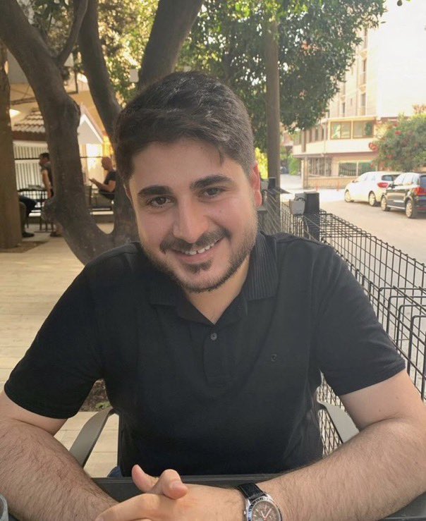 Alkolikyorumlar's tweet photo. Az önce üniversite arkadaşım Derhan’ı kaybettiğimizi öğrendim. Her kayıp acı ancak yakınından geldiği zaman tarifi imkansız oluyor kondurmuyorsun. Mekanın cennet olsun kardeşim https://t.co/AWVJ1CCLoh