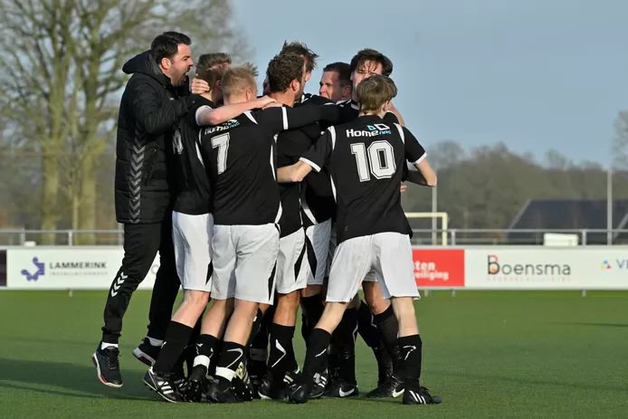 FabianHarperink's tweet photo. KOSC wint (0-3) in Almelo van La Première!! De ploeg uit Ootmarsum speelt niet groots, maar boekt uiteindelijk een verdiende zege!! ⚫️⚪️ @KOSC_Ootmarsum @avclapremiere1 @tubantiasport https://t.co/ZZ54BaJeLC