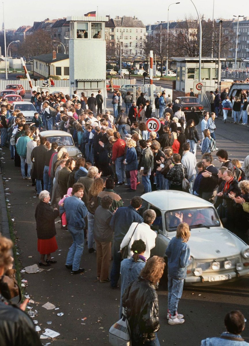 ErnstvAll's tweet photo. "WAHNSINN!"
Rainer #Eppelmann, erst Dissident dann Minister in der ersten frei gewählten DDR-Regierung, wird heute 80. Als die Mauer fiel war er am Grenzübergang Bornholmer Straße, als friedliche Bürger die Grenzer zwangen, den Schlagbaum zu öffnen.
https://t.co/OixpgtWmkT https://t.co/Cvbhn2oNeh