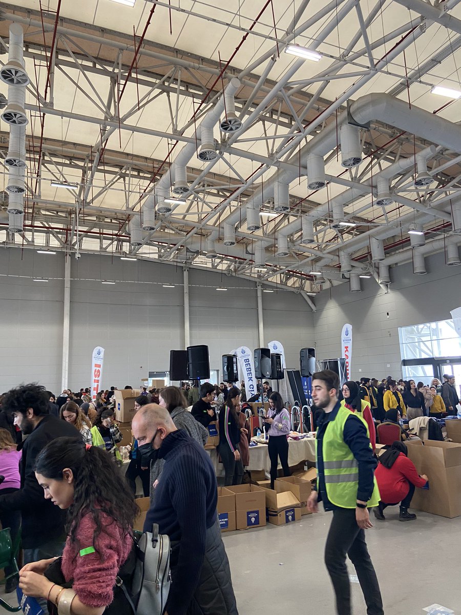 İyi insanlar iyi ki varlar✨ #depremyardımdestek #sporistanbulgönüllüleri #AFAD