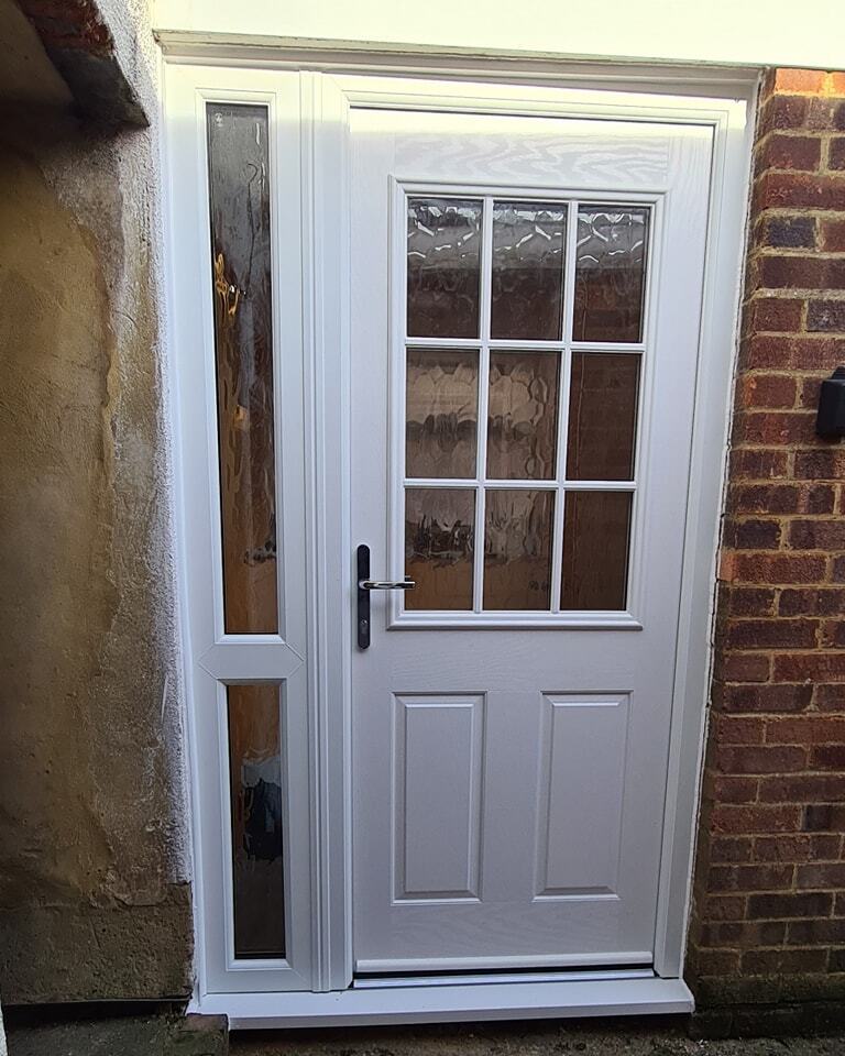 DNKservices's tweet image. New GRP Composite Door and Side Light Window, White RAL9016 composite door in a White smooth Frame, Composite 1/2 Georgian Bar glazed with Autumn Leaf glass. 
Chrome Lever handles and Letterbox.
Kubu locking system with an Avocet ATK Thumbturn Cylinder w… instagr.am/p/CokMYMfourA/