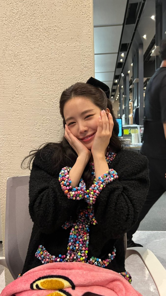 marcellaxne's tweet photo. Yes i'm cute and i know it. 😇 https://t.co/klZZltbUrO