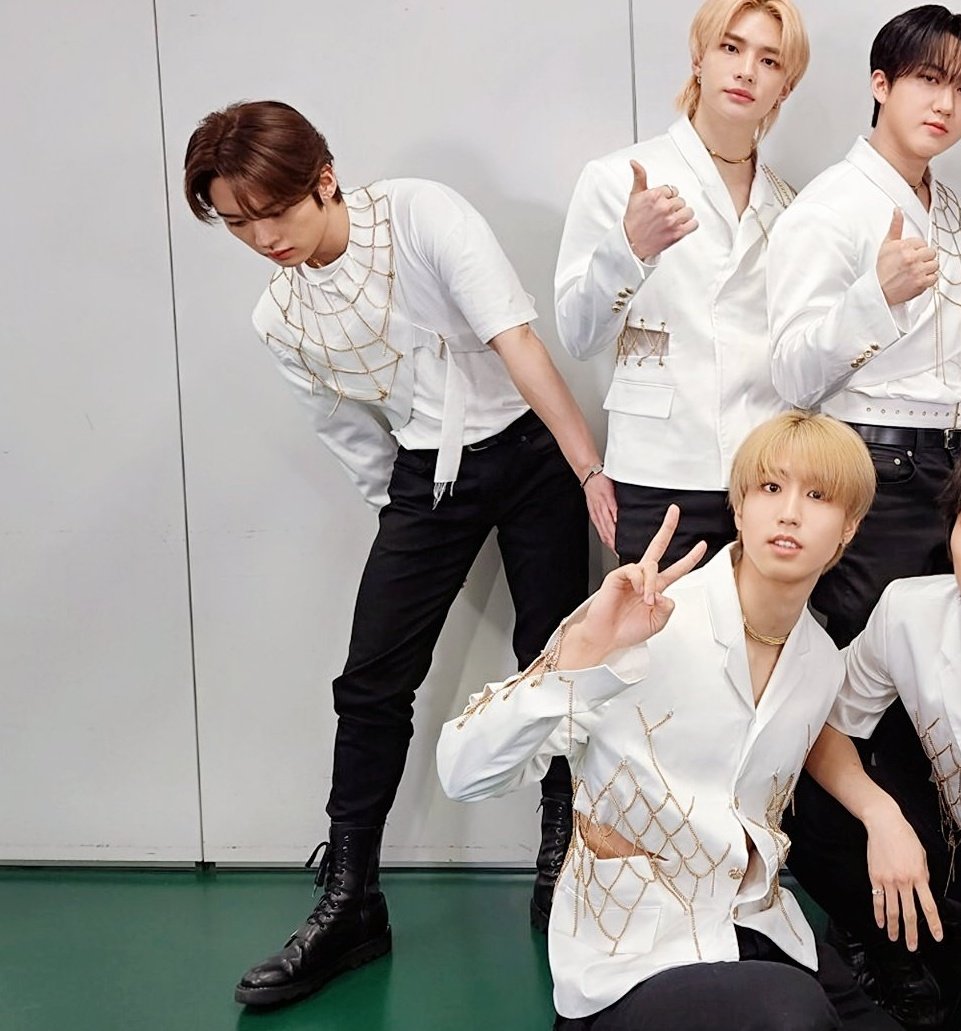 daily lee know ᵕ̈ on Twitter "in today's essay of lee know's subtle art of grabbing butt 101"