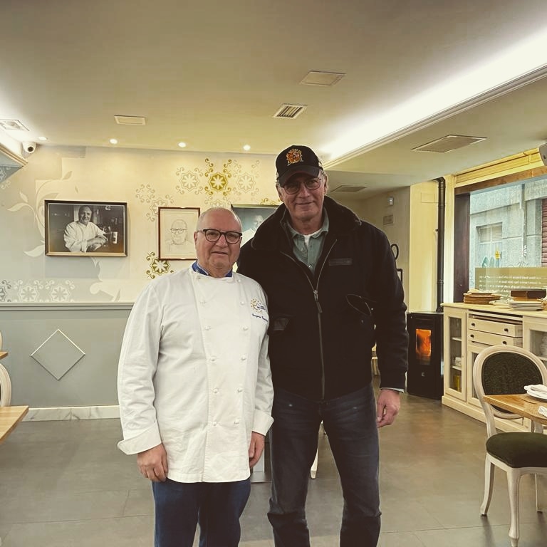 OleumRestaurant's tweet photo. Hemos tenido el placer de recibir a @BertinOsborne10 en nuestro restaurante 👏

¡Por más visitas así! 🍷

#visitas #restaurante #oleum #tapasgranada https://t.co/3eJGmQstgD