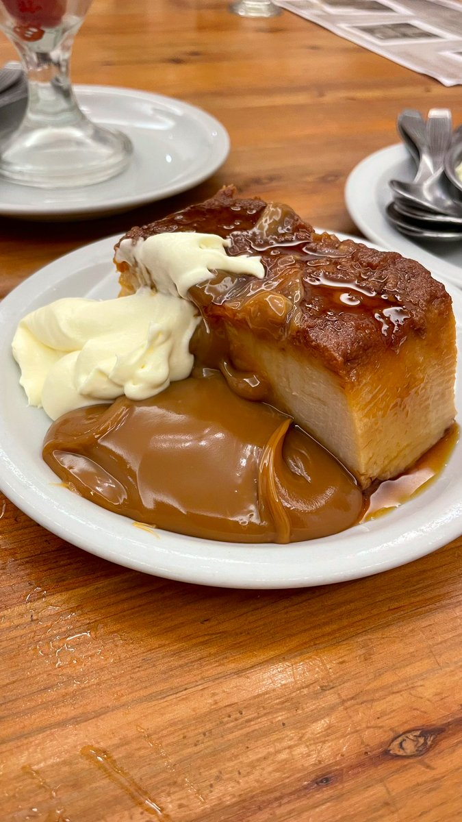 Que fruta noble el budín de pan con caramelo, crema y dulce de leche.