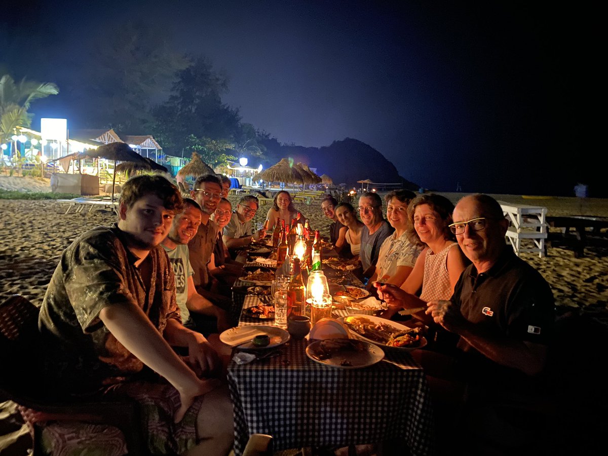 <a href="/BrunLabCaulo/">Brun Lab</a> <a href="/AishwaryaSxn/">Aishwarya Saxena</a> <a href="/C__Ellison/">Courtney Ellison</a> @HummelsKate <a href="/HallezLab/">Hallez Lab</a> @ManuseSylvie <a href="/AmeliaMcKitt/">Amelia McKitterick</a> Diner on the beach to end this amazing day (+ Tom Bernhardt, Nathalie Campo, fred barras and ema bouveret, <a href="/BasileBeaud/">Bacille Diderm Beaud</a> )