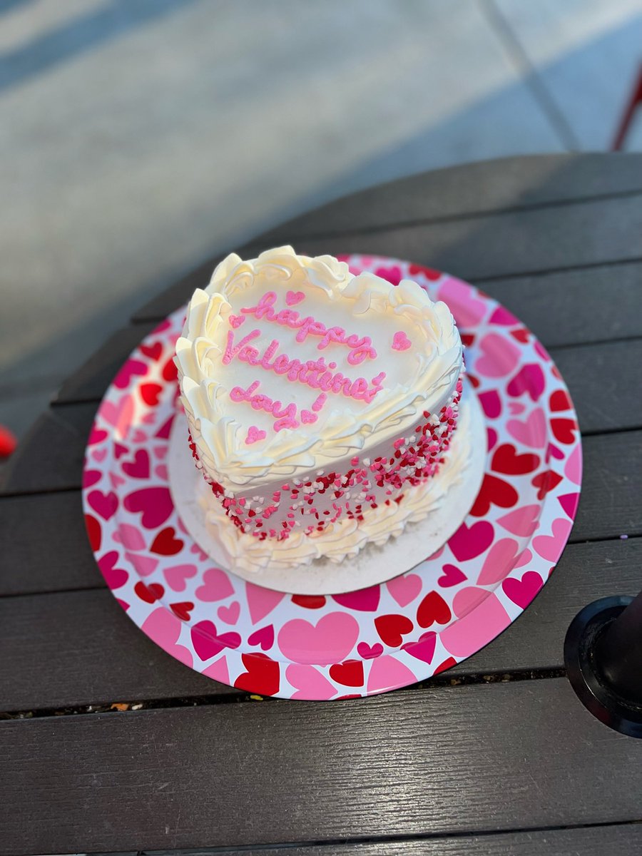Valentine’s cakes available <a href="/morellis/">Morelli's gourmet Ice Cream</a> #morellisormewood #morellisvahi locations. Reserve yours morellisicecream.com Oreo, strawberry or vanilla? ❤️