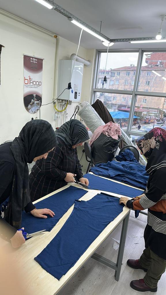 hbfettahoglu's tweet photo. 📌Ortahisar Halk Eğitimi Merkezi kursiyerlerimiz, depremzede vatandaşlarımıza bir nebze de olsa derman olmak derdiyle üretiyor.
Acımız da inancımız da bir. 
📌Teşekkürler TRABZON! 
İyilik Her Mevsimden Güçlüdür.

@tcmeb 
@TrabzonValilik
@valiustaoglu https://t.co/2988gntJaI