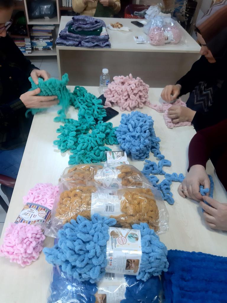 hbfettahoglu's tweet photo. 📌Ortahisar Halk Eğitimi Merkezi kursiyerlerimiz, depremzede vatandaşlarımıza bir nebze de olsa derman olmak derdiyle üretiyor.
Acımız da inancımız da bir. 
📌Teşekkürler TRABZON! 
İyilik Her Mevsimden Güçlüdür.

@tcmeb 
@TrabzonValilik
@valiustaoglu https://t.co/2988gntJaI