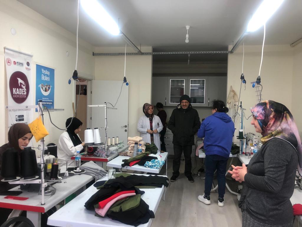 hbfettahoglu's tweet photo. 📌Ortahisar Halk Eğitimi Merkezi kursiyerlerimiz, depremzede vatandaşlarımıza bir nebze de olsa derman olmak derdiyle üretiyor.
Acımız da inancımız da bir. 
📌Teşekkürler TRABZON! 
İyilik Her Mevsimden Güçlüdür.

@tcmeb 
@TrabzonValilik
@valiustaoglu https://t.co/2988gntJaI