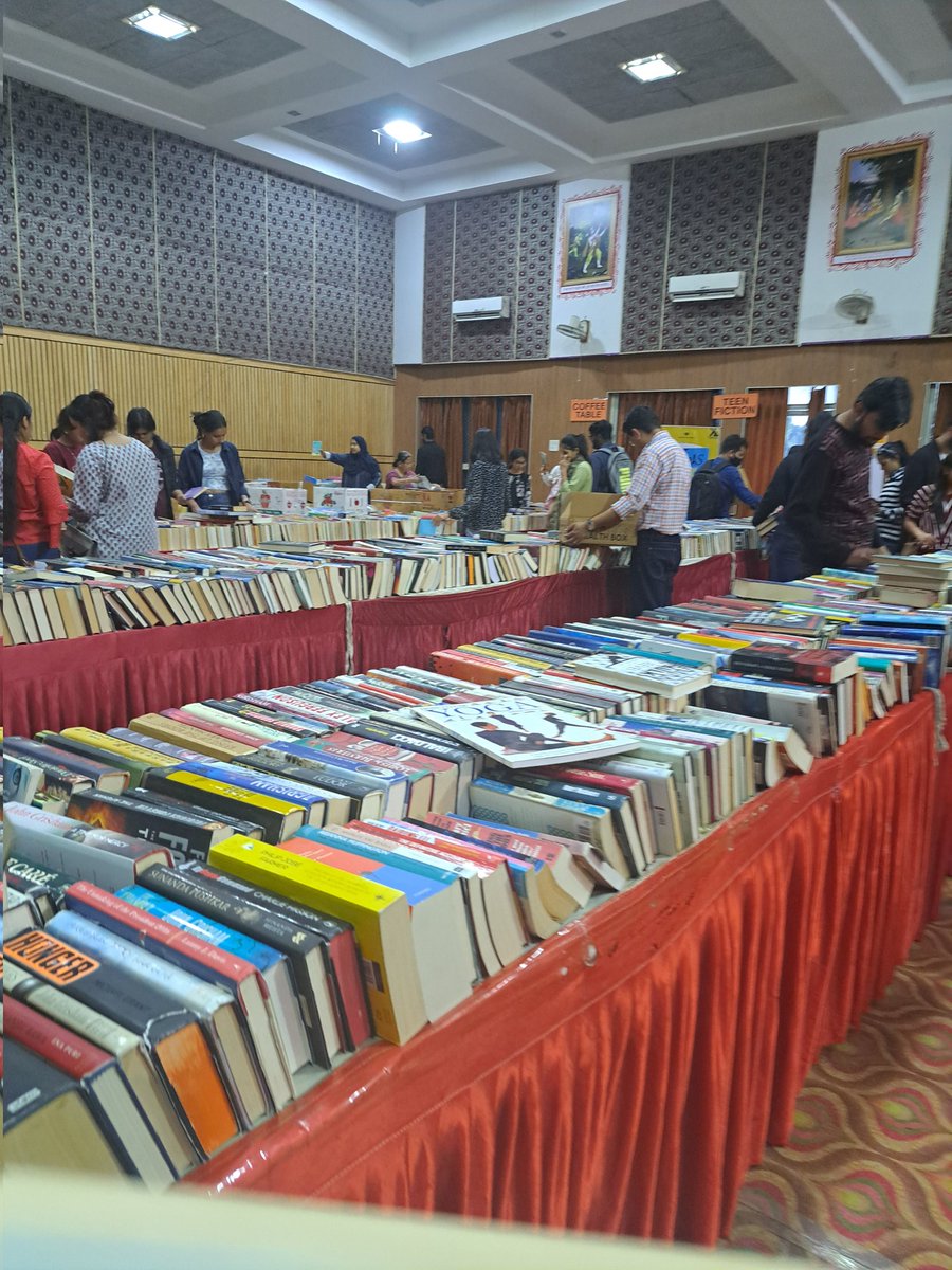 Jhimly2's tweet photo. It has been ages since i visited a #bookfair . When i chanced upon #LoadtheBox #bookfair Bhopal , it was sheer excitement ! Rows & rows of #books of my favourite authors- #nostalgia galore!
Novel appreciable effort @LoversKitab thanks for undiluted joy for helping me #loadmybox https://t.co/zVgPrUeuG2
