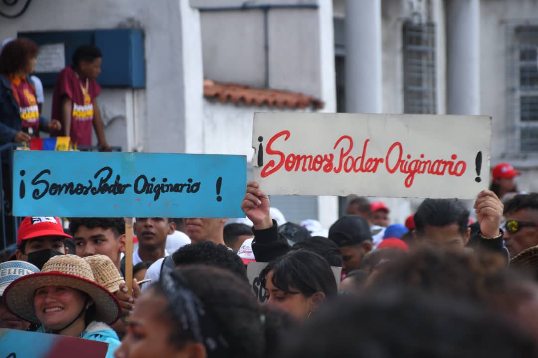 Hoy en día, la juventud sigue siendo ejemplo de lucha, de resistencia y combate. 

Nuestros jóvenes rechazan los ataques del imperio norteamericano y se mantienen firmes en la batalla por la independencia y el respeto a la soberanía de la Patria.

#DiaDeLaJuventudPatriota 🟡🔵🔴