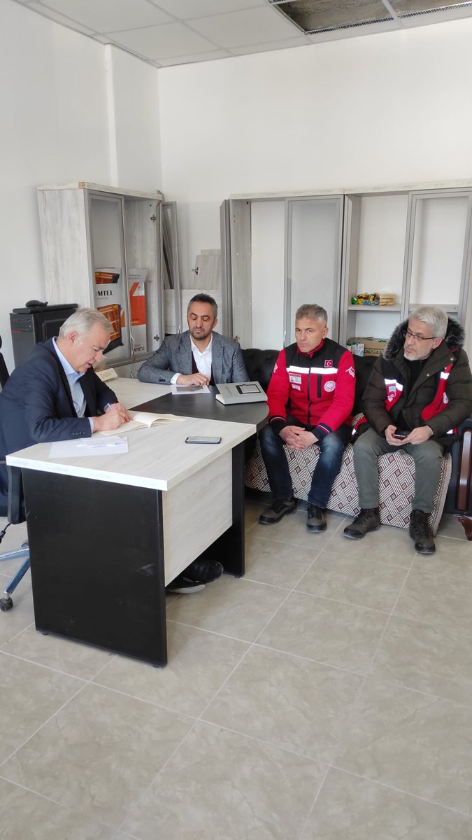 ismailerguness's tweet photo. 📍Hatay

Hatay’ımızda İl müdürümüz, İl müdür yardımcılarımız, bakanlığımız daire başkanları ve kuruluş müdürlerimiz ile ayni bağış depolarımızın koordinasyonunun başındayız.

Acımız büyük, birlik olarak bu zor günleri inşallah aşacağız. https://t.co/yozUjv4PAU