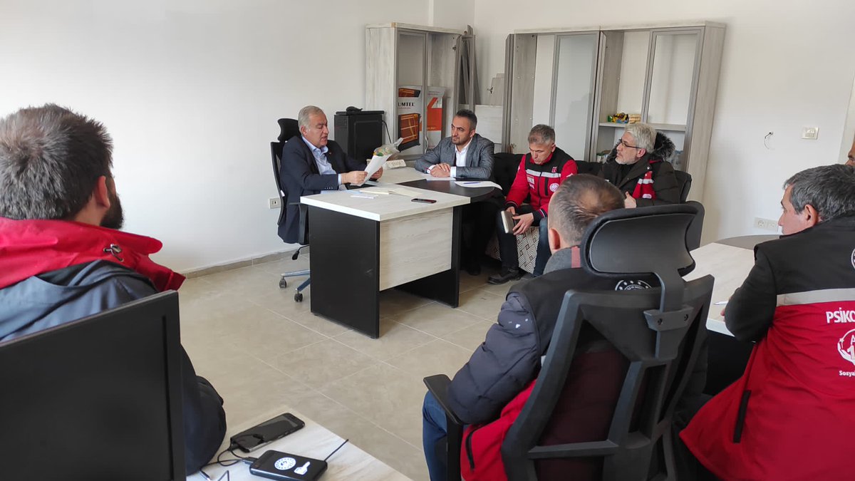 ismailerguness's tweet photo. 📍Hatay

Hatay’ımızda İl müdürümüz, İl müdür yardımcılarımız, bakanlığımız daire başkanları ve kuruluş müdürlerimiz ile ayni bağış depolarımızın koordinasyonunun başındayız.

Acımız büyük, birlik olarak bu zor günleri inşallah aşacağız. https://t.co/yozUjv4PAU