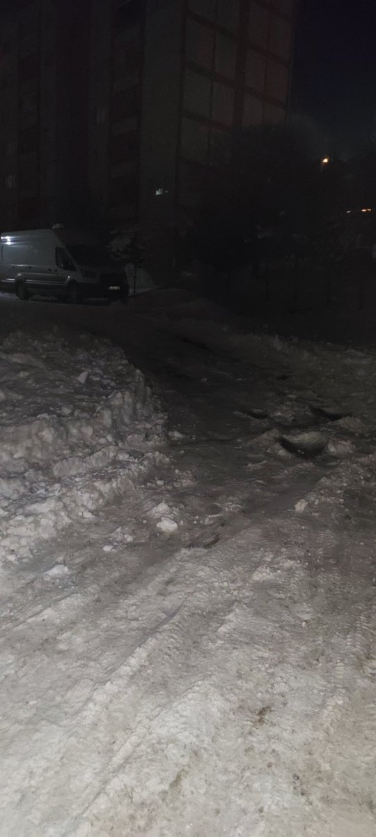 Deprem bölgesindesiniz anlıyoruz ama yan taraf temizlendi burası kaldı. Yaşlılar var hamileler var buz kar hep. Lütfen kaç kere aradık... <a href="/Yozgatbel/">Yozgat Belediyesi</a>