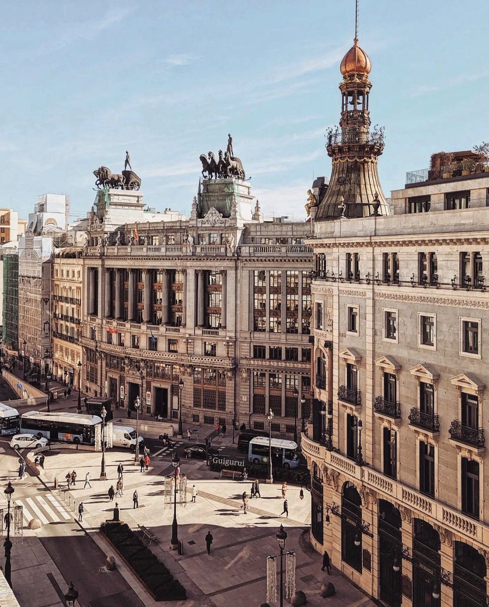 Un paseo mitológico por Madrid...✨

📸@guigurui