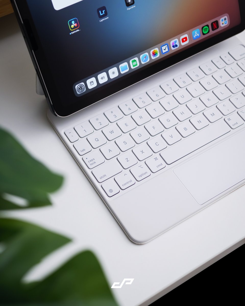 jeorgepaolo_'s tweet image. Went with a minimal setup for this weekend! 👨🏻‍💻✨

#minimalsetup #iPadAir5 #appleecosystem