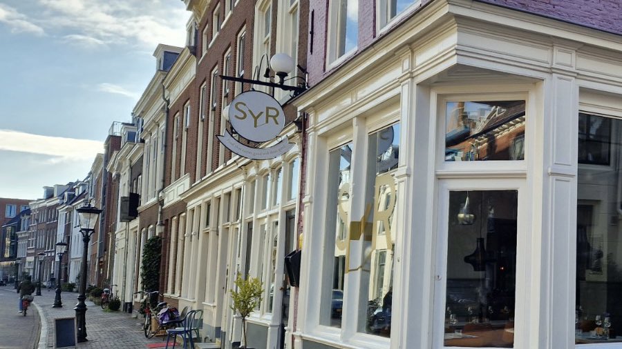 In de Lange Nieuwstraat vind je Syr. We gingen langs bij eigenaar Gijs Werschkull om hier meer over te weten te komen. Ook proefden we een aantal heerlijke gerechten van chef Ofarim met bijpassende dranken, uitgezocht door bedrijfsleider Menno >> bit.ly/3YFTU9O