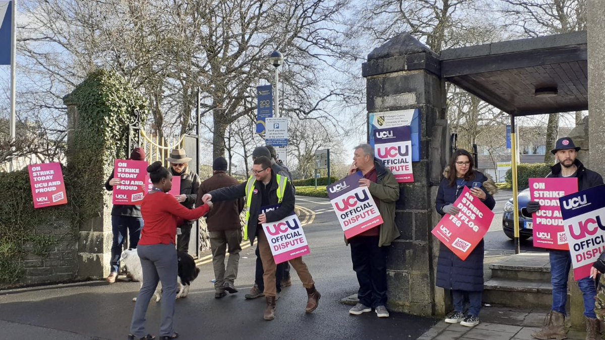 Flemi21's tweet photo. Out on the picket line at UWTSD Lampeter earlier this week. Wonderful support from colleagues, students, and the public! @ucu @UCUWales #ucuRISING #UCUstrike https://t.co/9ZB5W4OREL