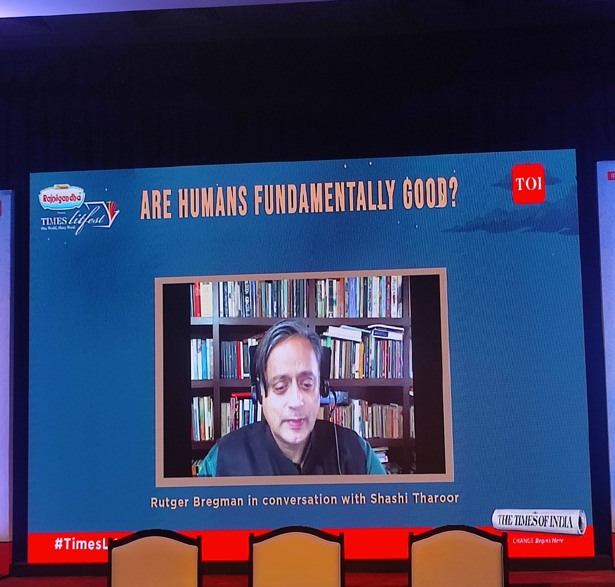 BloomsburyIndia's tweet photo. Historian & author of #UtopiaForRealists and #Humankind, @rcbregman was in an exclusive conversation with @ShashiTharoor for @TimesLitFestDel.
Highlights from the session in this thread 👇 https://t.co/KaXxqgxmYN