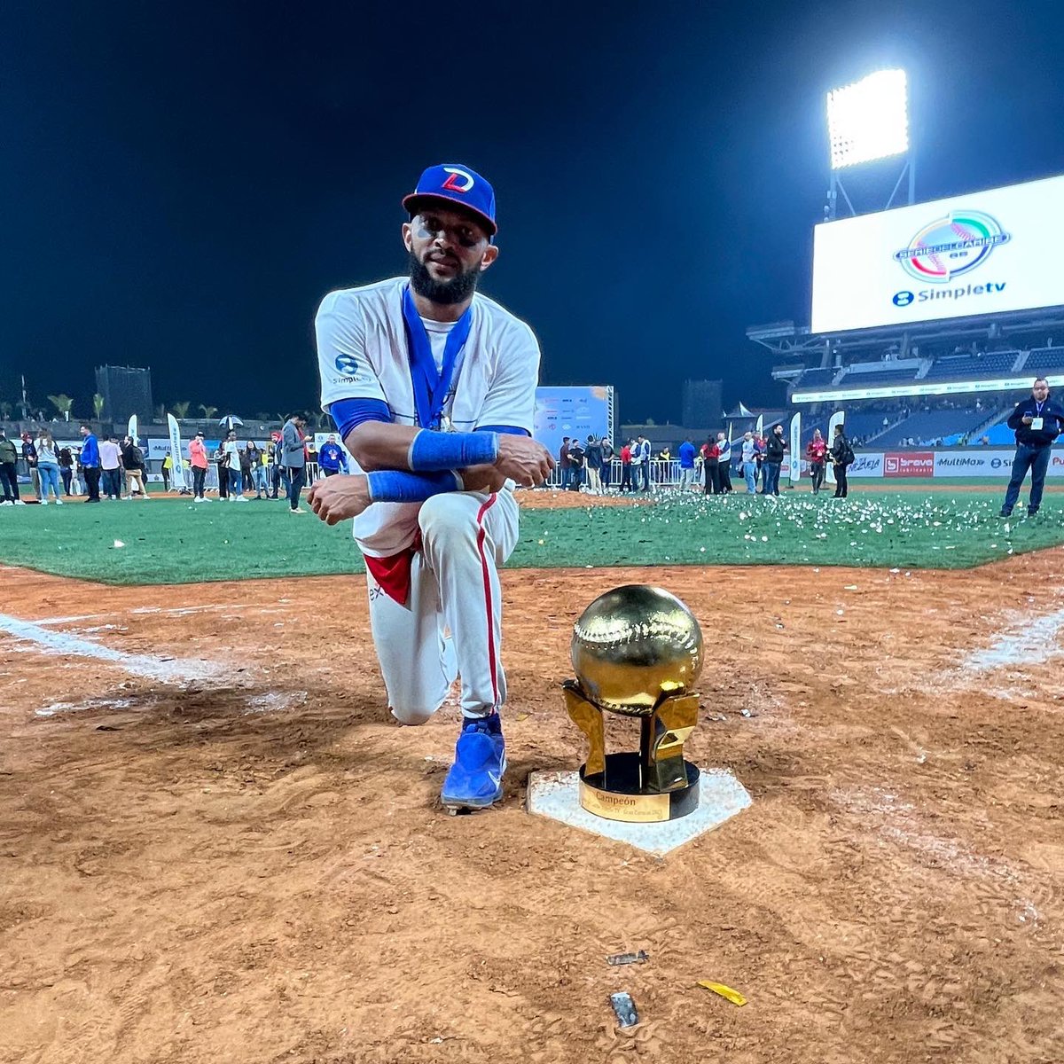 TigresdelLicey's tweet photo. ¡EMILIO 🤴🏻 BONIFACIO! 

🇩🇴 🏆x5  - 🌎 🏆x2 

#ElCapitanAzul https://t.co/N2uNS7u6lk