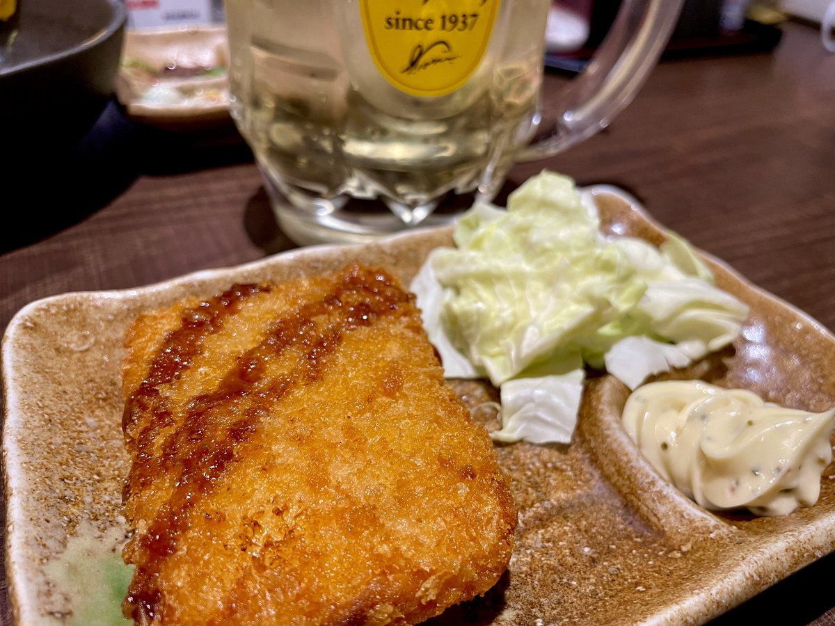 imkt1980s's tweet photo. 2023.2.8 ちょっと仕事が落ち着きそうな気配なので、突発的に午後半休もらいーの、大阪・日本橋「七津屋」にて昼飲みをキメる。みんなが昼休憩を終えようとしてるときに、ゴキゲンにお酒飲んでるこの優背徳感がたまんない……。 https://t.co/U3wqYJ55Rg