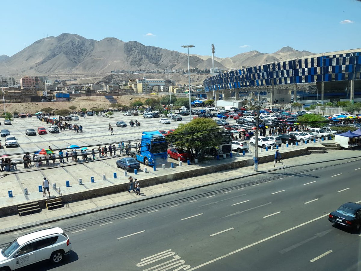 acampillay_'s tweet photo. A seis horas de que abran las puertas del Estadio, ya hay gente esperando para ingresar #Antofagasta https://t.co/O1okJJxAZY